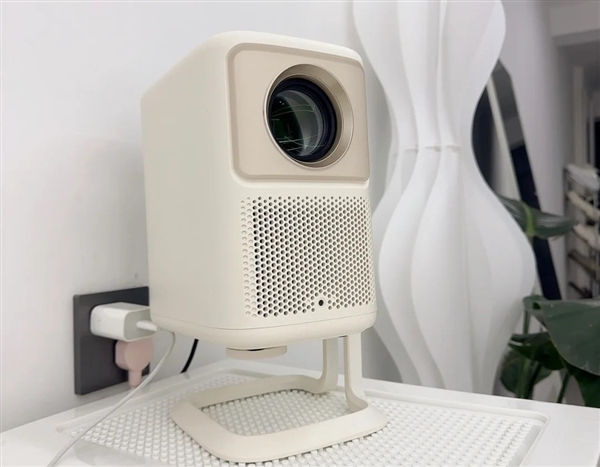 哪个好 实测三款便宜又好用的便携投影仪推荐PG电子游戏麻将胡了2024年便携投影仪(图4)